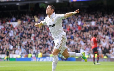 88A8娱乐独家-C罗任意球击中门柱弹出